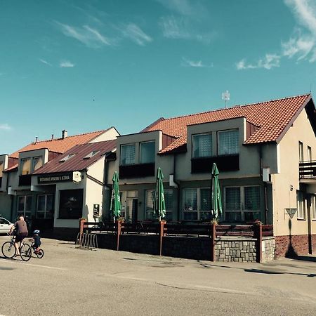 Penzion A Restaurace U Jezirka Hrimezdice Exteriör bild