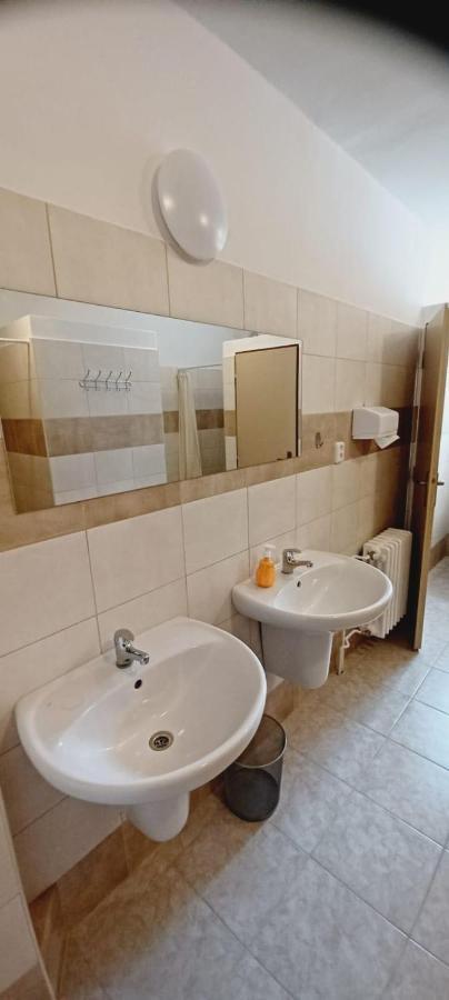 Penzion A Restaurace U Jezirka Hrimezdice Exteriör bild