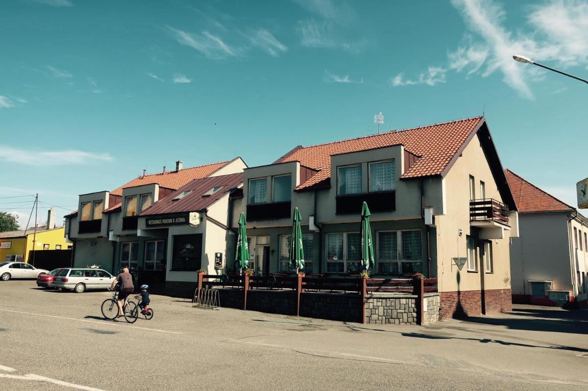 Penzion A Restaurace U Jezirka Hrimezdice Exteriör bild