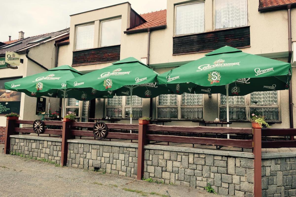 Penzion A Restaurace U Jezirka Hrimezdice Exteriör bild